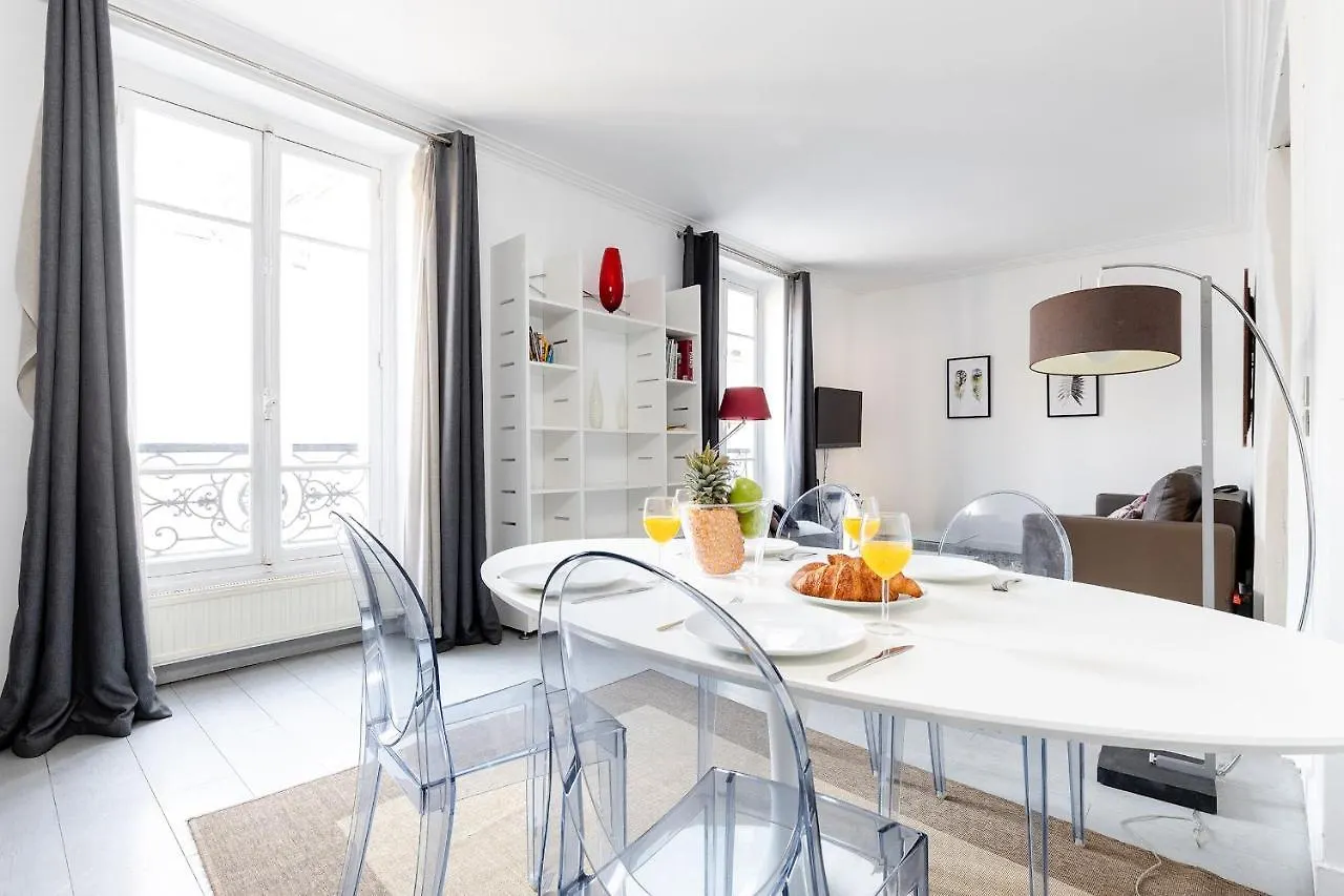 Apartment Central Paris - Eiffel Tower View Apartment - 30 Nuits Min