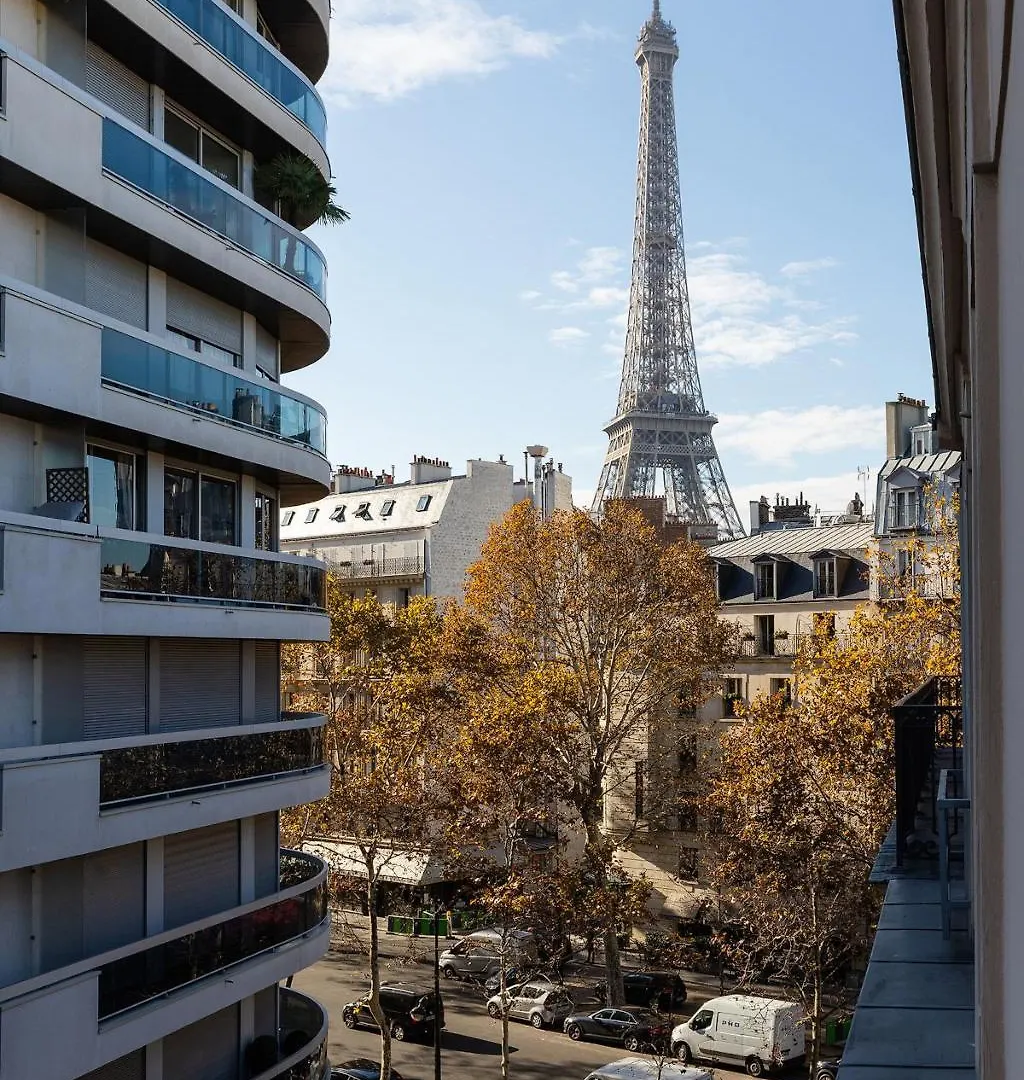 Central Paris - Eiffel Tower View Apartment - 30 Nuits Min Apartment