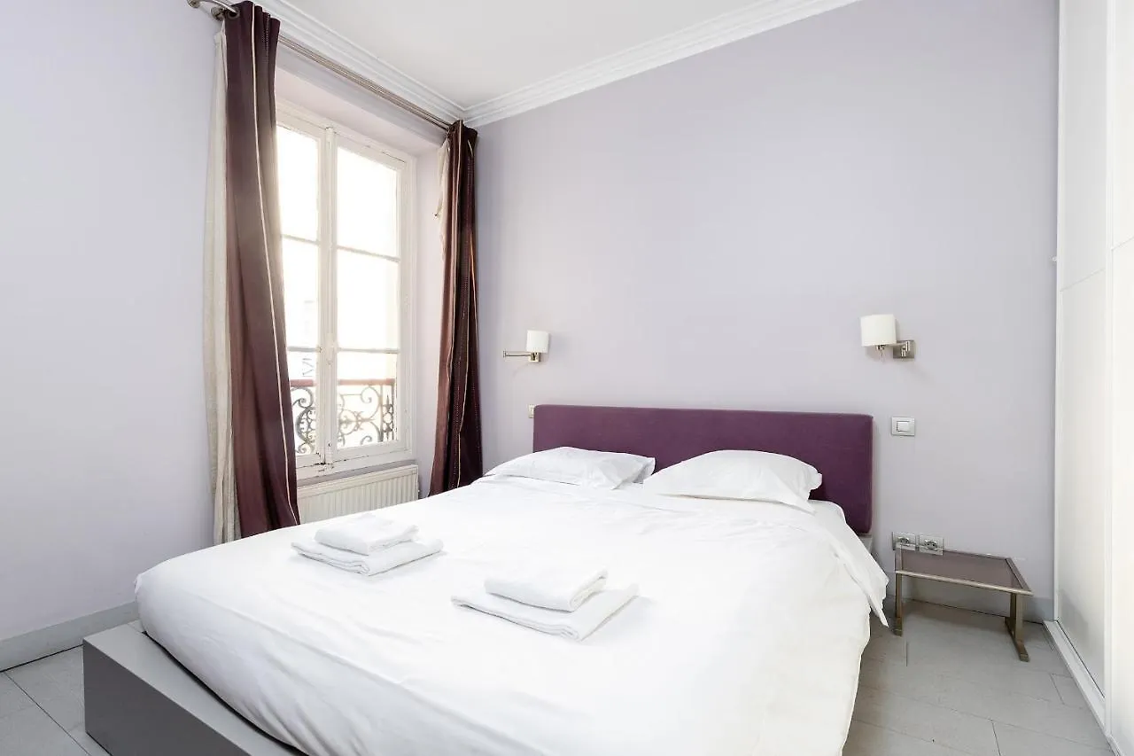 Apartment Central Paris - Eiffel Tower View Apartment - 30 Nuits Min